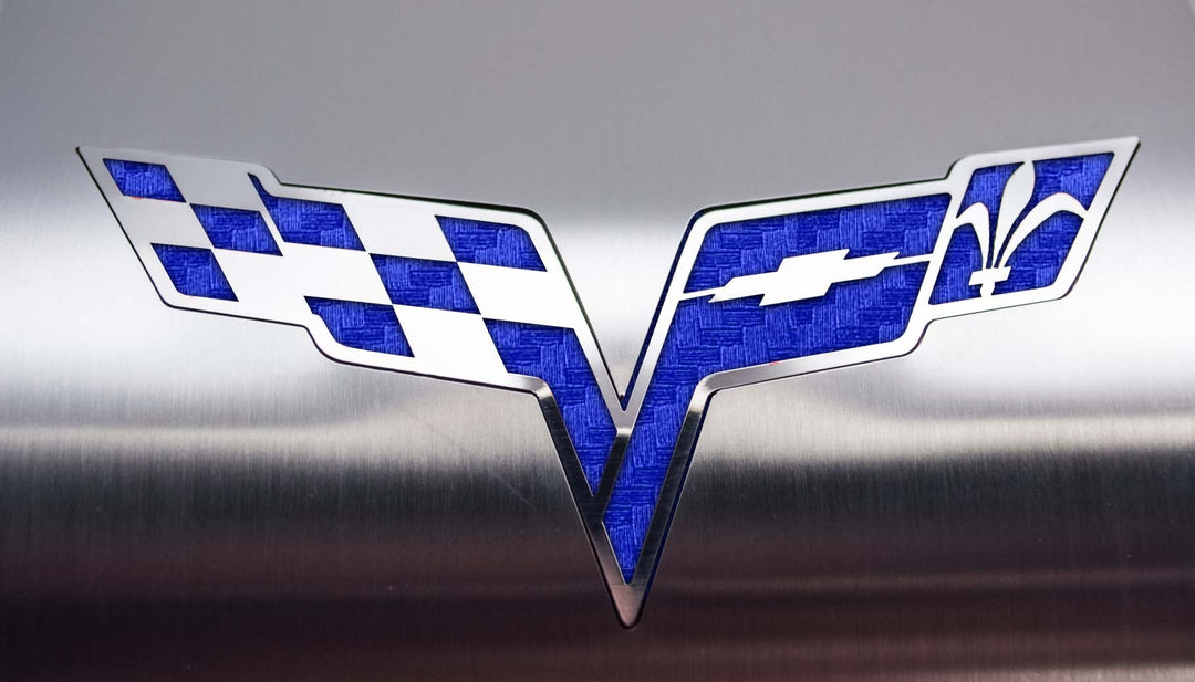 ACC 043122 Blue carbon-fiber-look vinyl inlay detail on C6 Corvette crossed-flags alternator cover